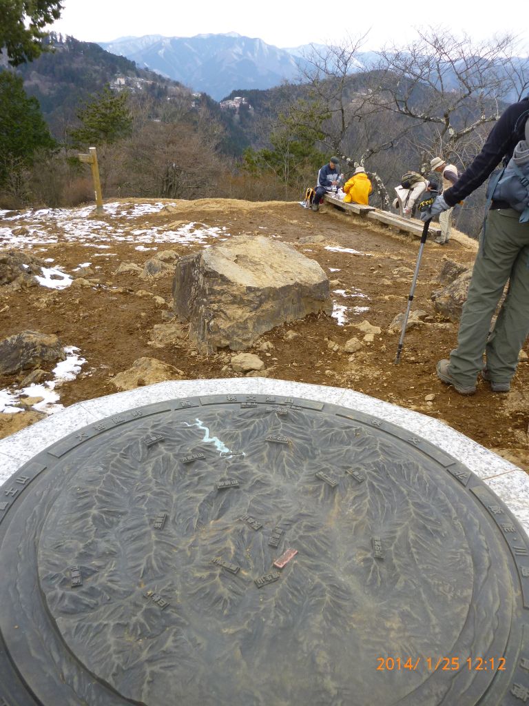 雲取山方向を望む