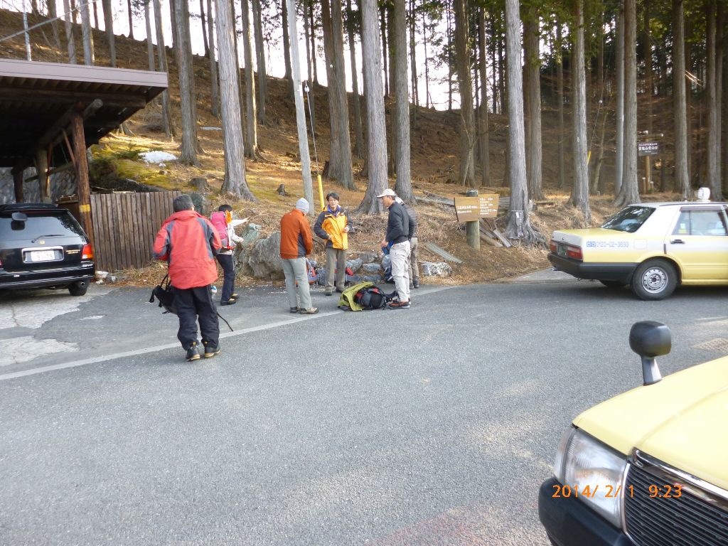 三峰登山口で出発準備、今年は雪がありません