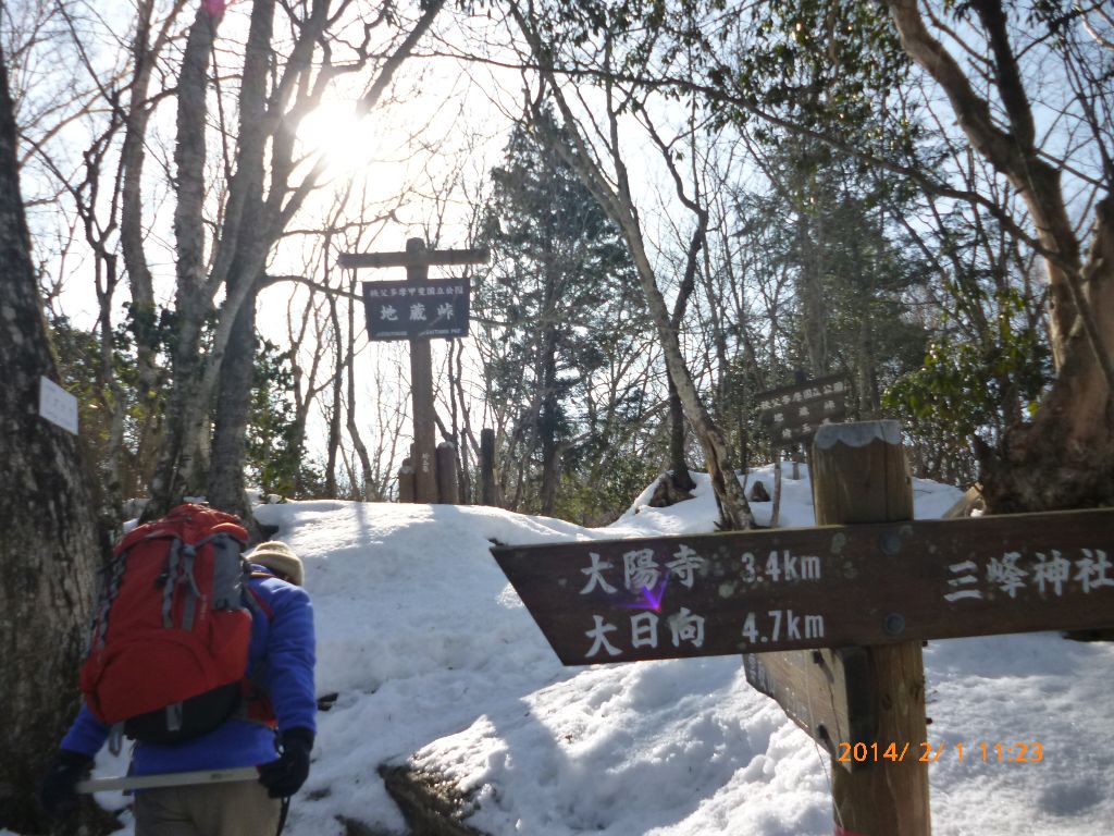 地蔵峠に着きました。雪がやっと本格化してきました。