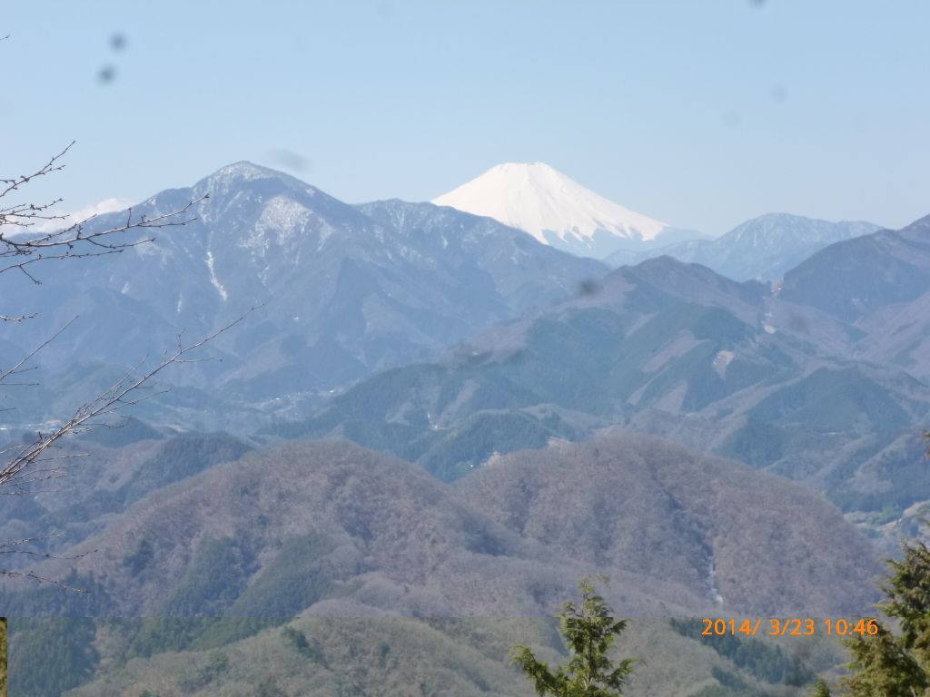 左の大室山の向こうに富士山が