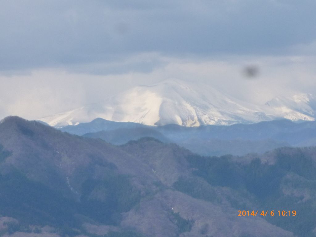 まだ雪をかぶった浅間が一瞬顔を出しました