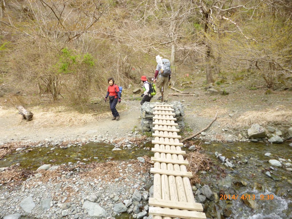 沢を渡って行きます