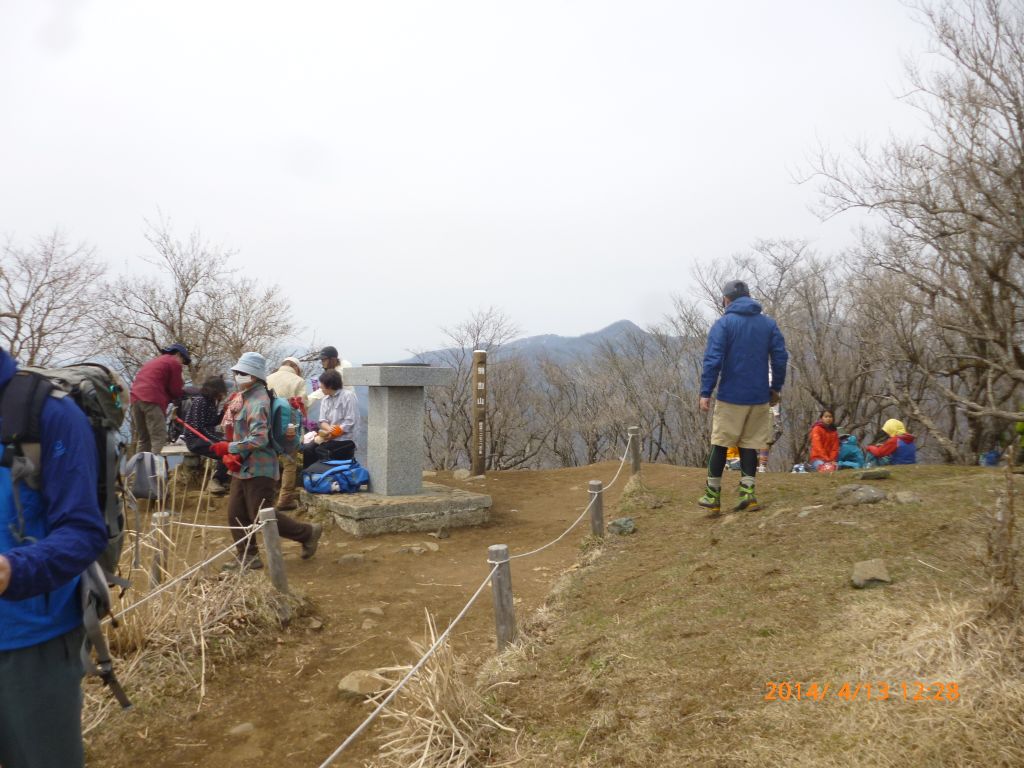 山頂は大賑わいの大混雑