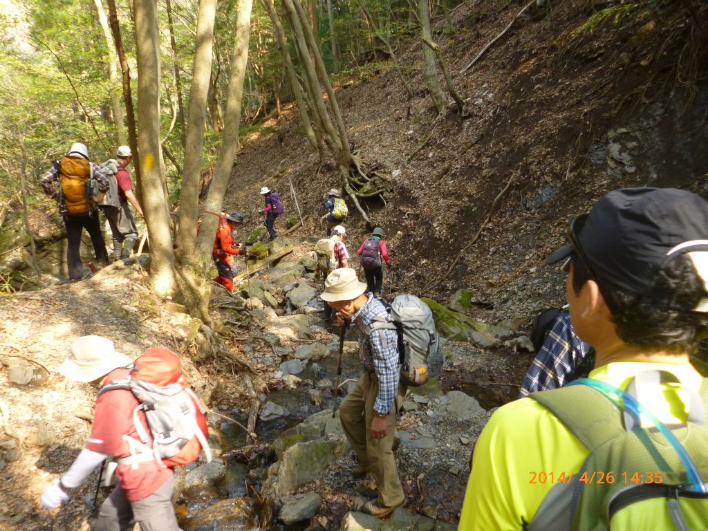 沢を渡り下山します