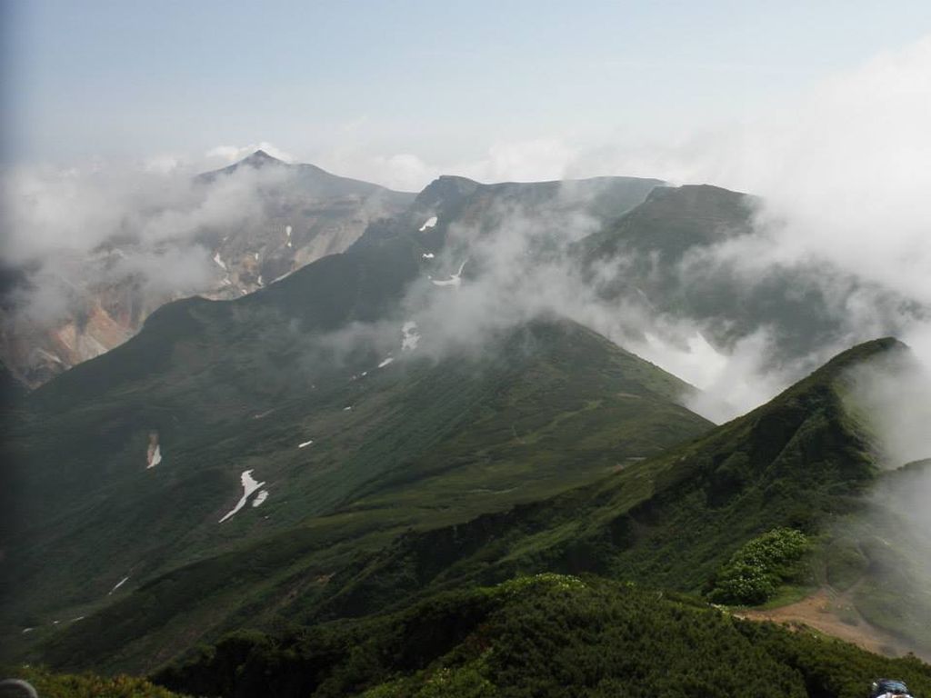 富良野岳から歩いてきた十勝岳を望む