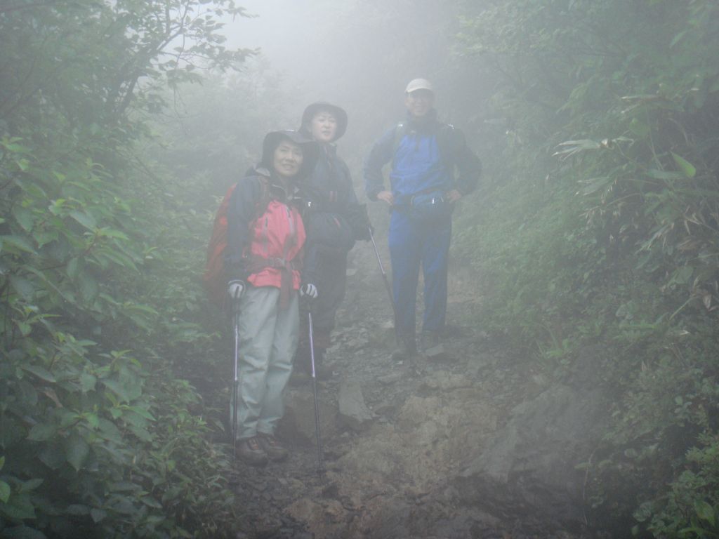 濃いガスの中、天神尾根を下山