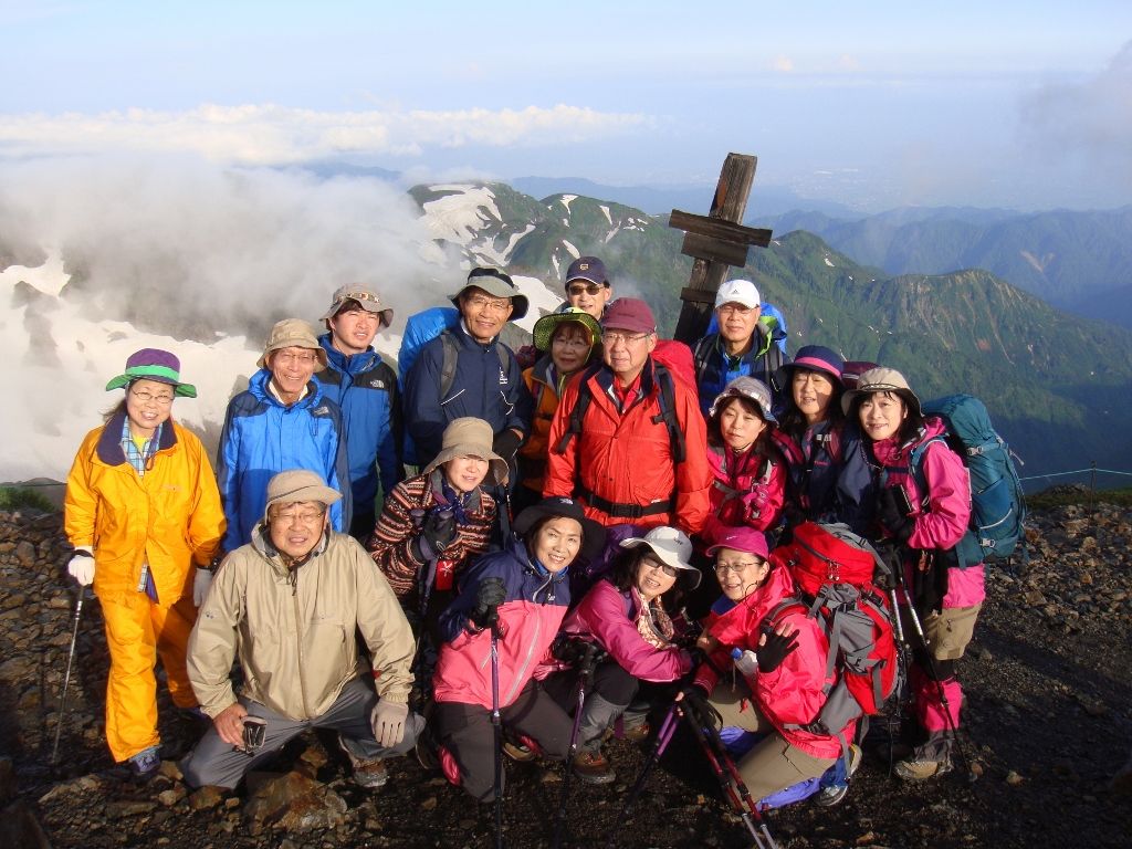 白馬岳頂上直下で集合写真