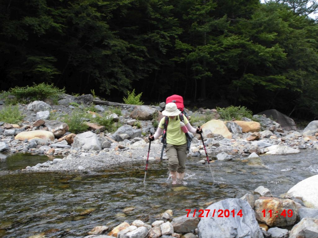 渡渉して対岸に渡ります