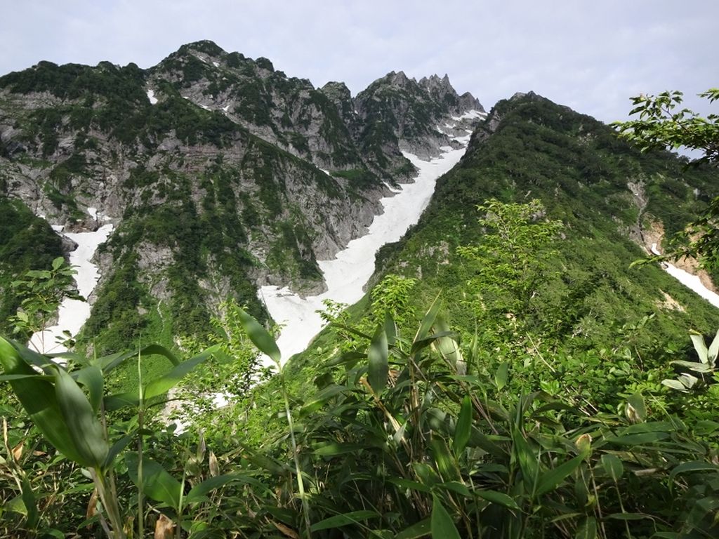 日本初認定の氷河、三の窓雪渓