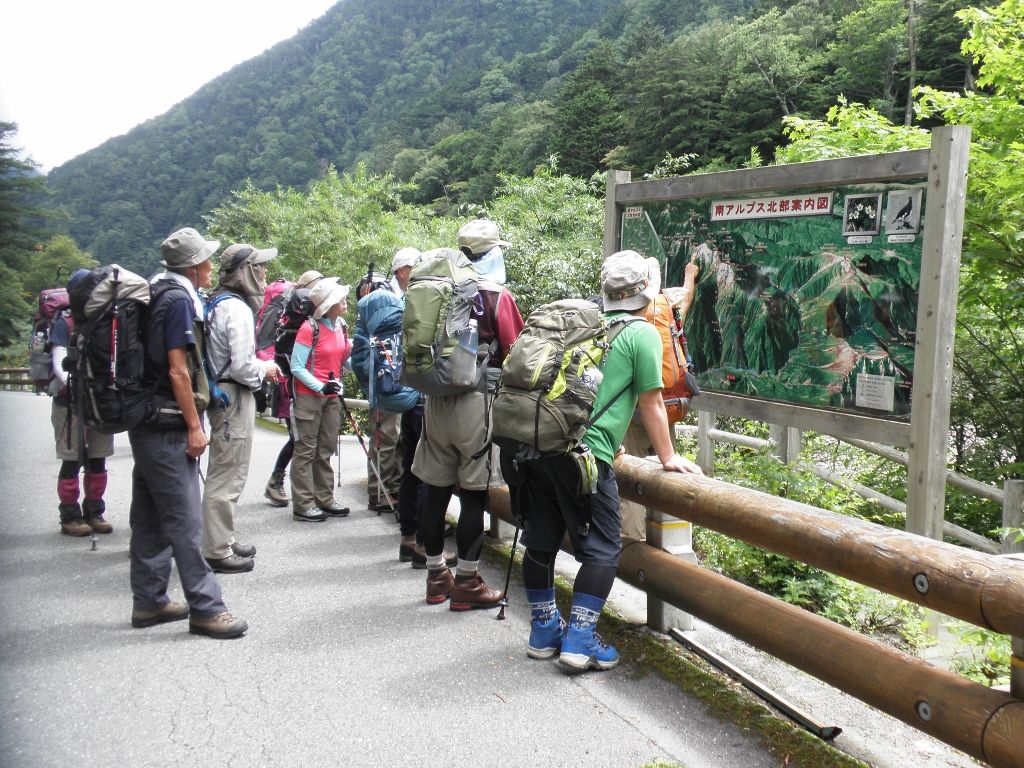 広河原にて、これからの長い道のりに思いを馳せます