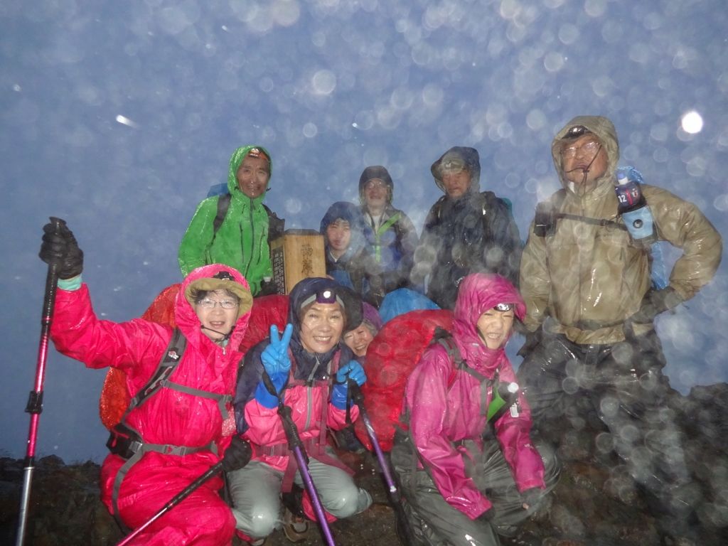 強烈な雨の中、農鳥岳山頂にて