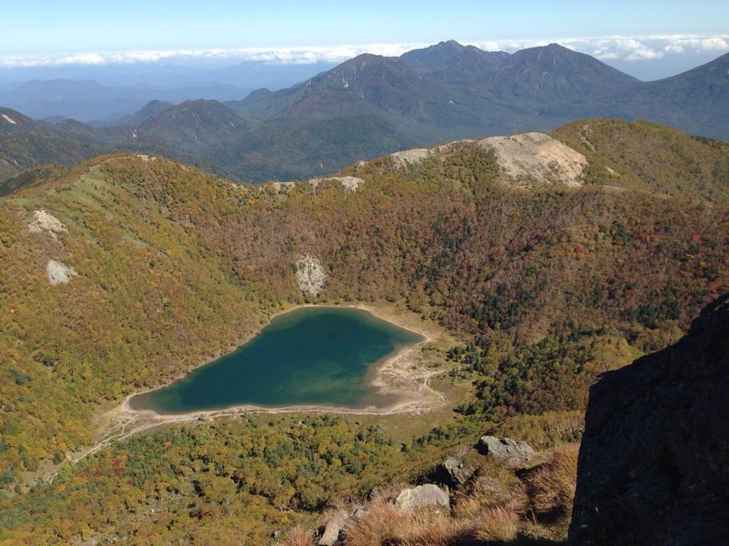 山頂より、五色沼、太郎山、女峰山、大真名子山