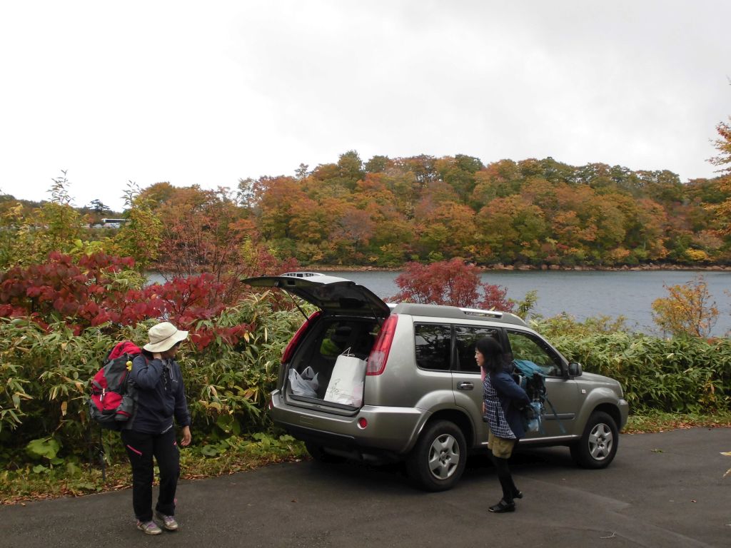 須川湖キャンプ場も紅葉しています