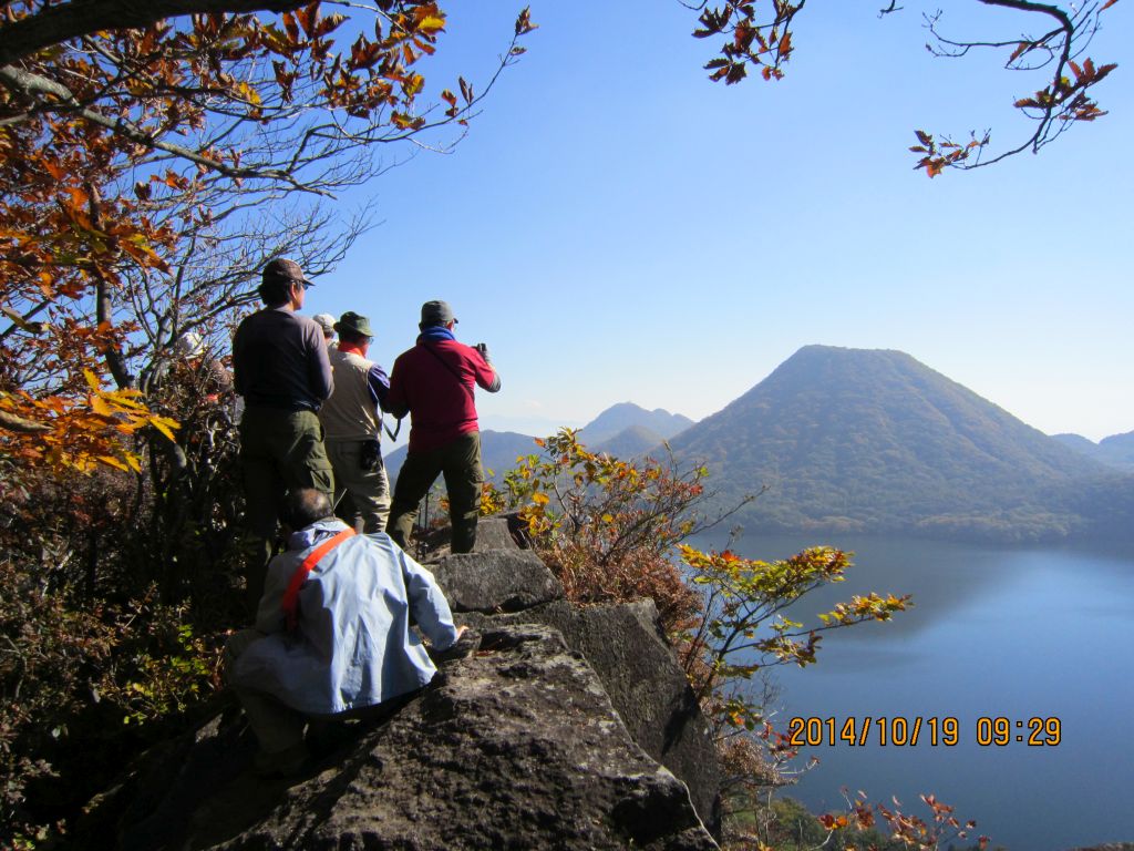 硯岩からの景色に見とれる皆さん