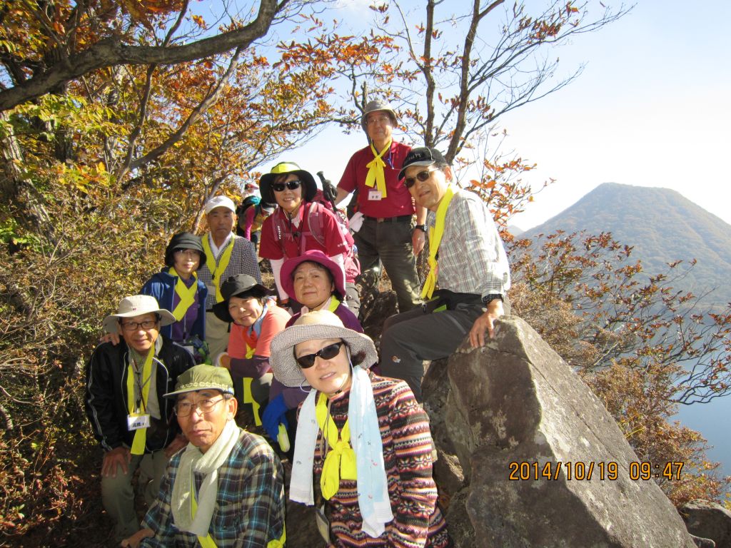 硯岩で榛名富士を背景に（4班）