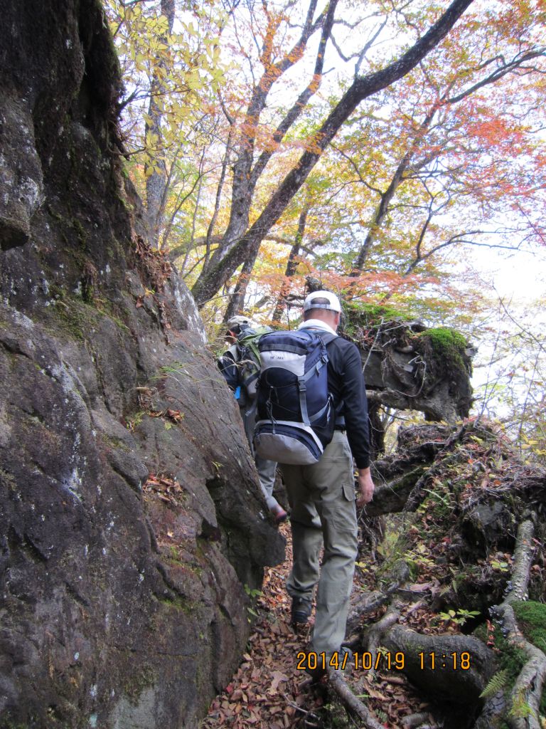 耳岩の後ろを巻いてあるく