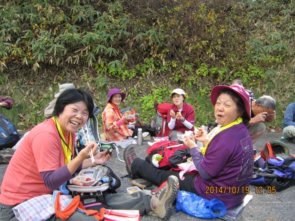 「杖の神峠」で昼食，みんな笑顔