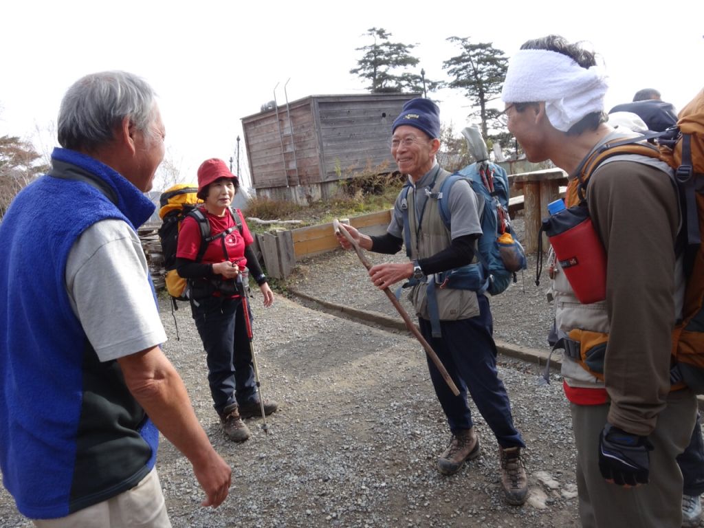 山荘の怖いおじいさんから手作りの杖の贈呈式