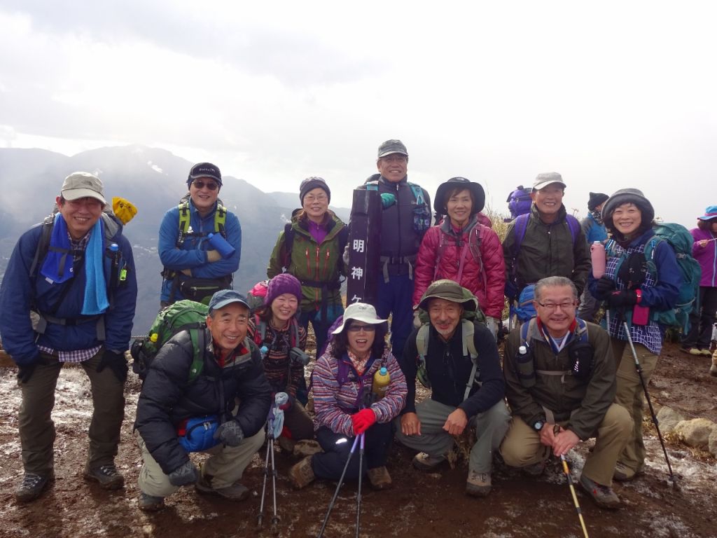 明神ヶ岳山頂で集合写真