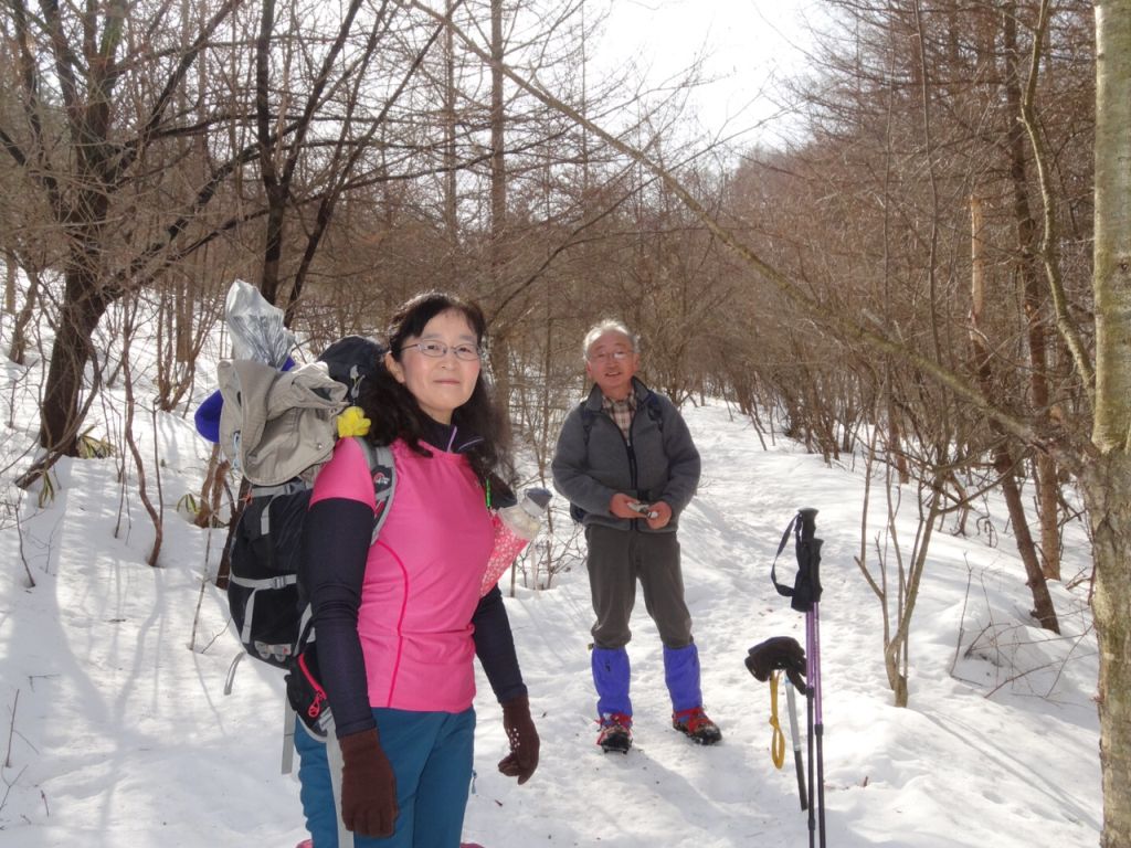 道が凍ていたので軽アイゼンをつけます