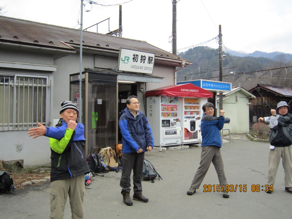 初狩駅前で体操