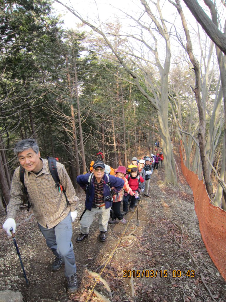 急坂を登坂するA班