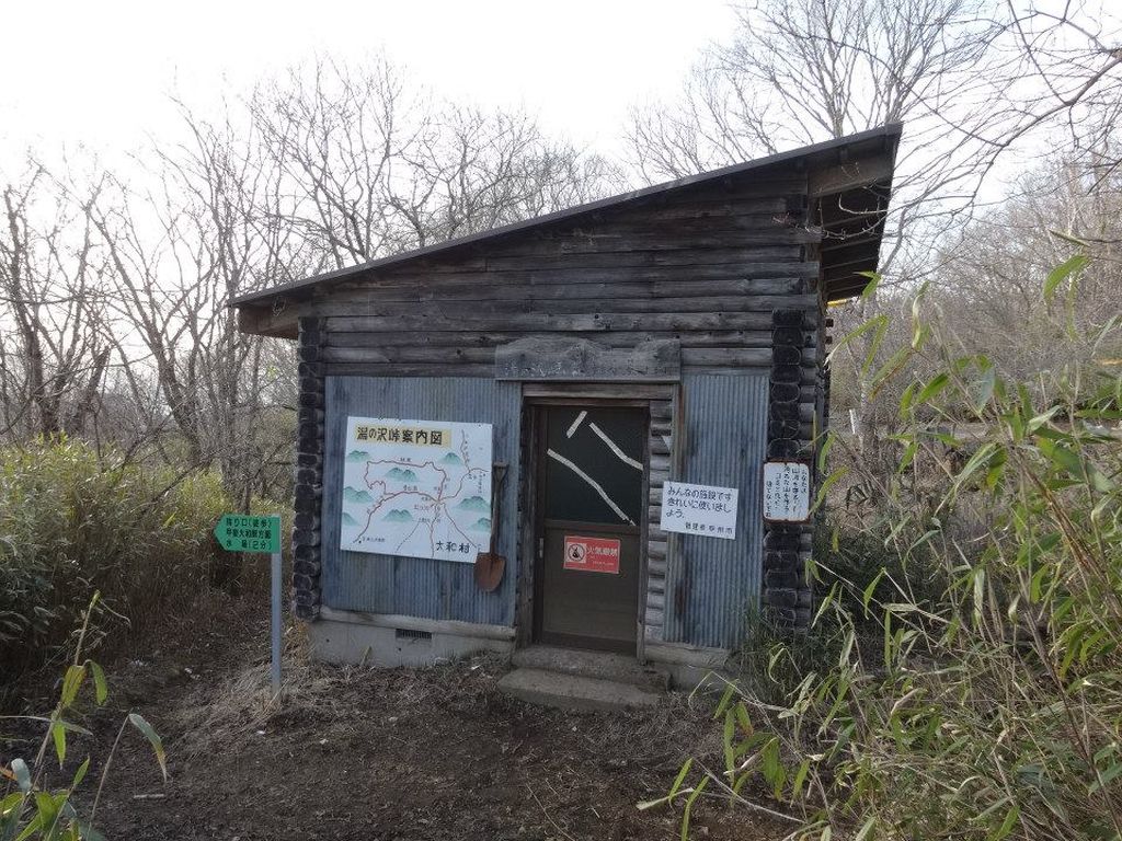 湯の沢峠避難小屋