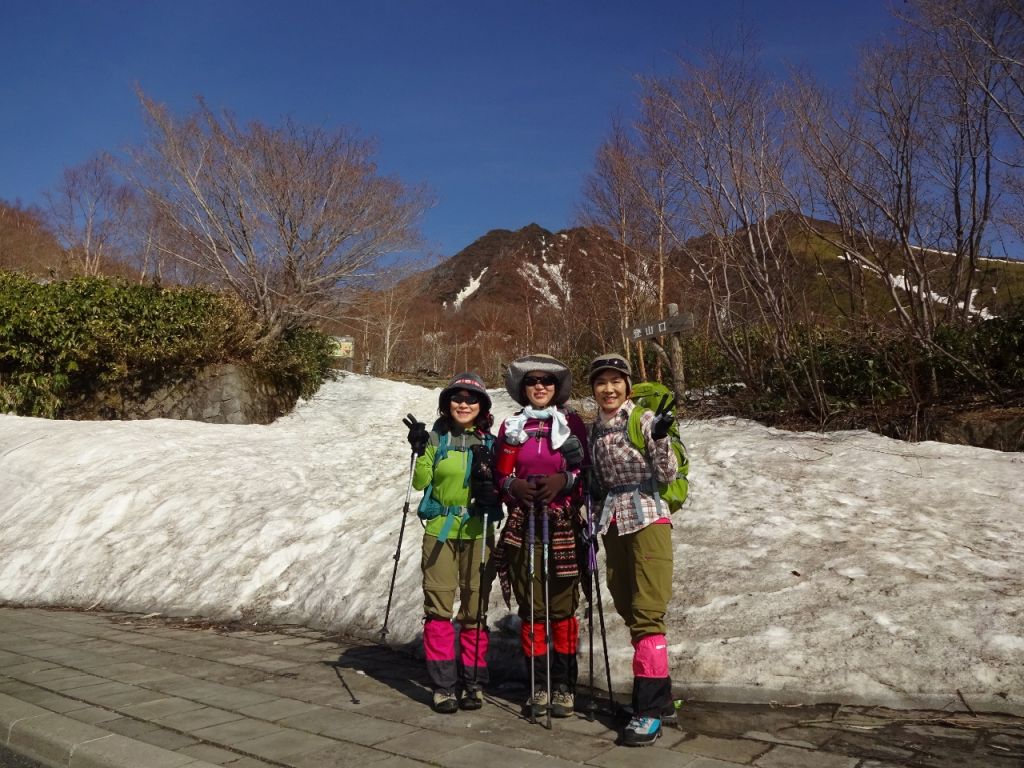 まだ雪の残っている登山口