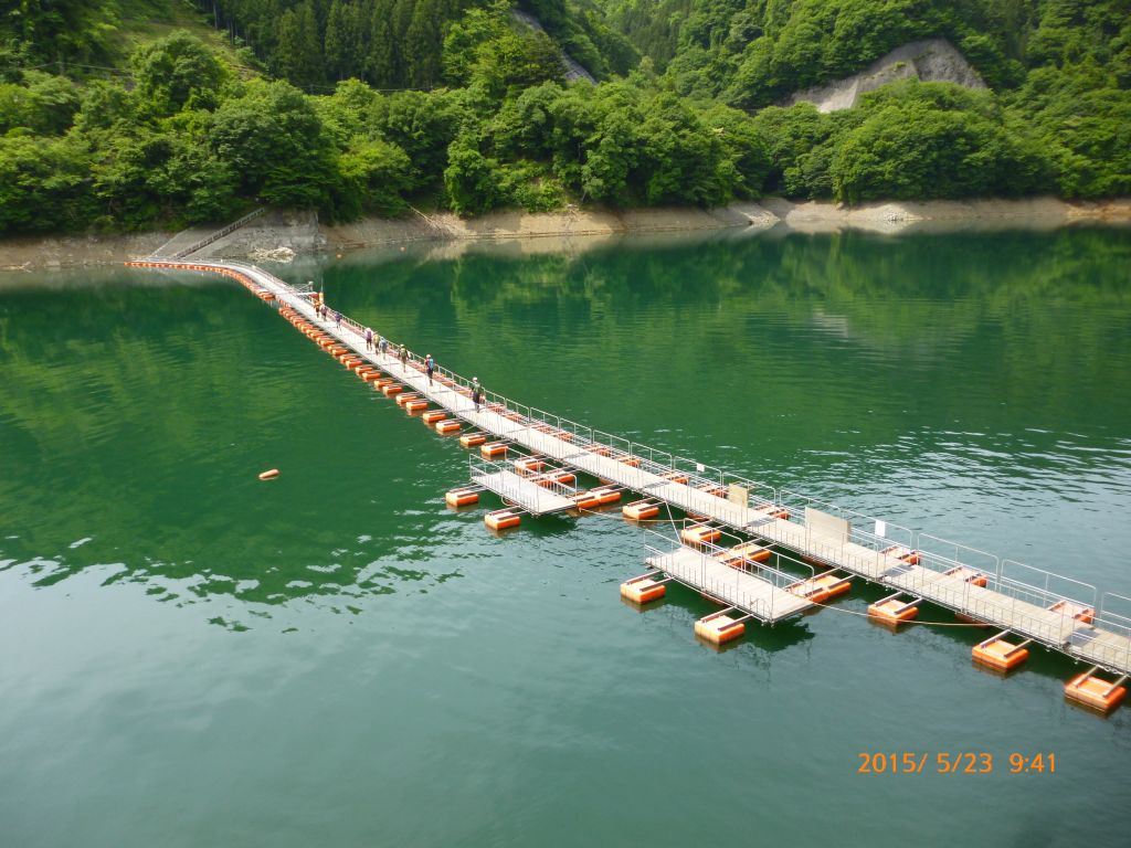 ドラム缶橋（麦山浮橋）を渡ります