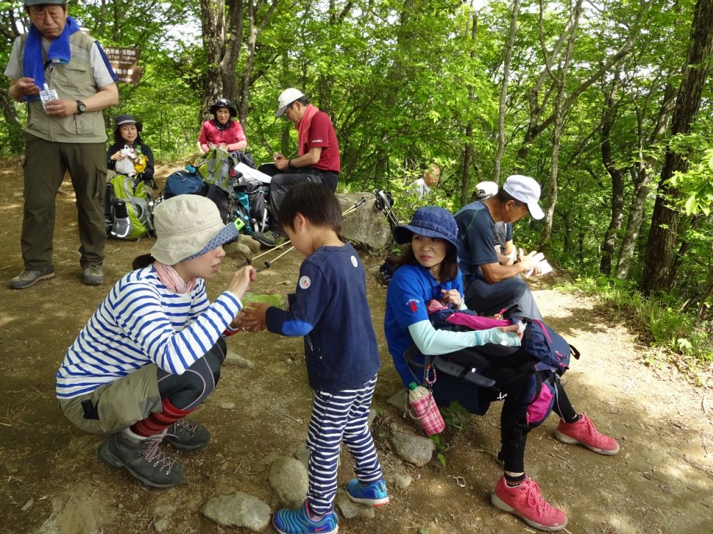 子供が山田さんお手製のはちみつレモンを貰いに来ました