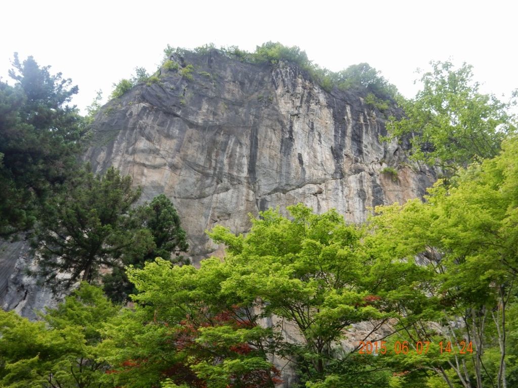 橋立寺の岩壁