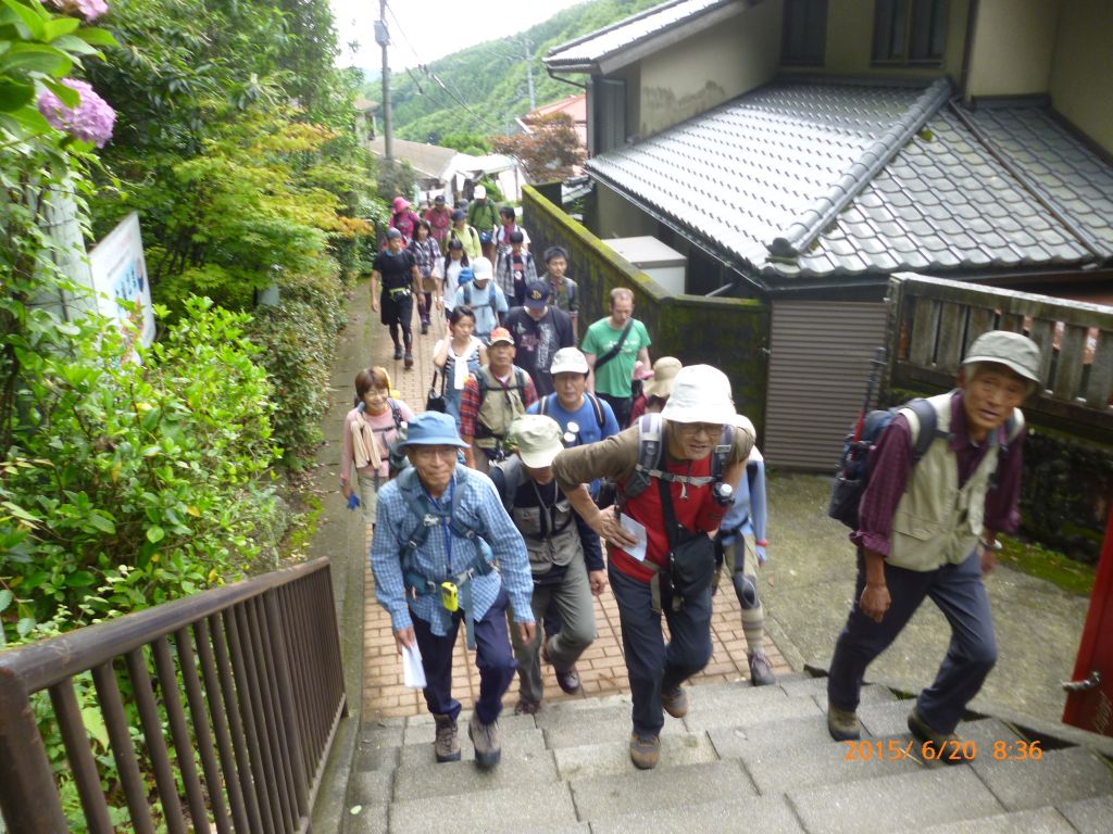 石段をどんどん登って行きます