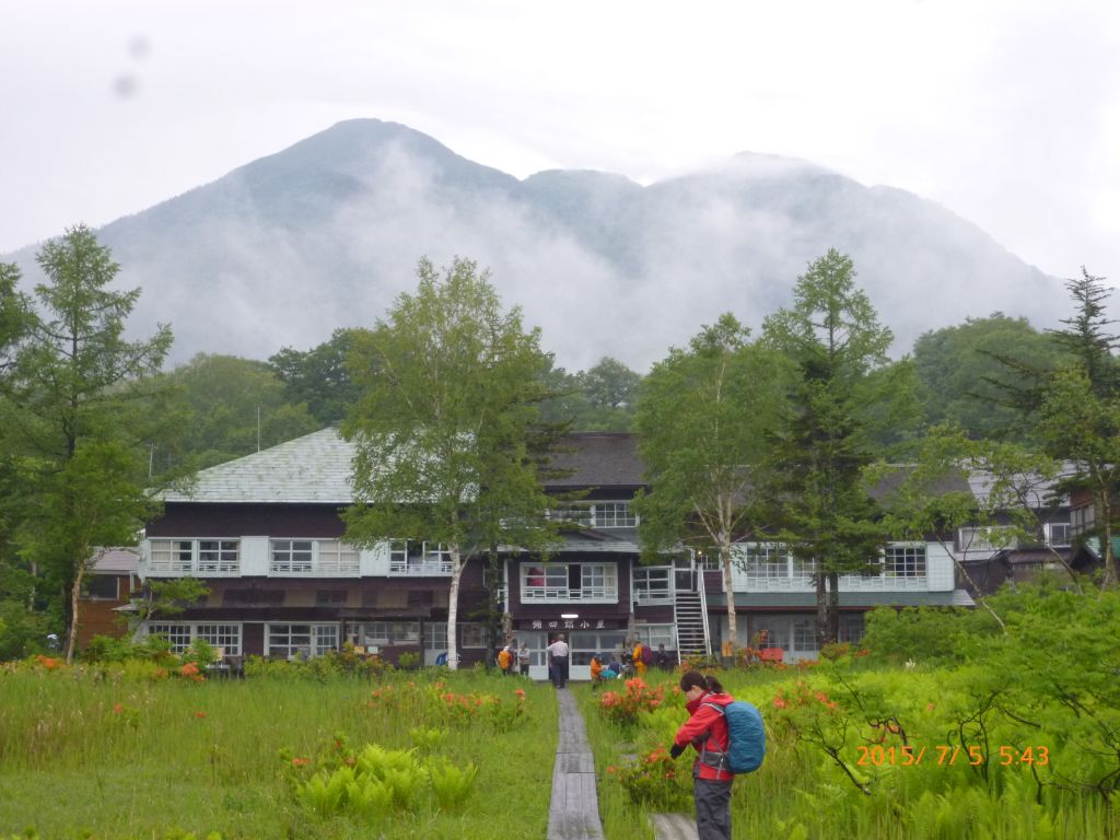 燧ケ岳をバックに、弥四郎小屋