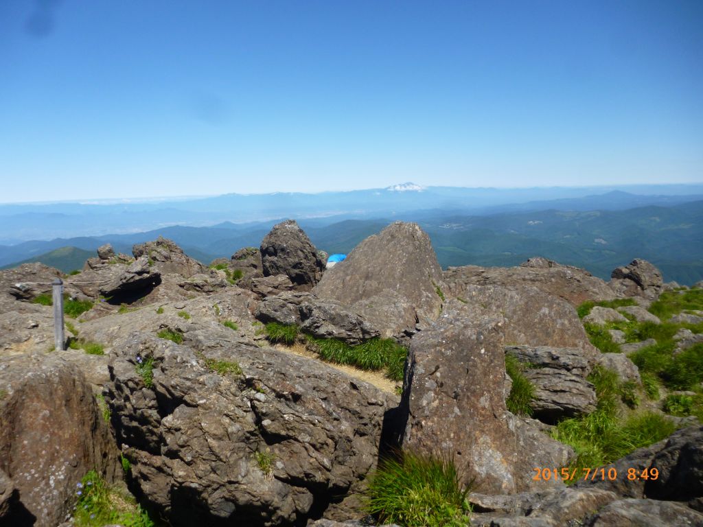 山頂より鳥海山を望む