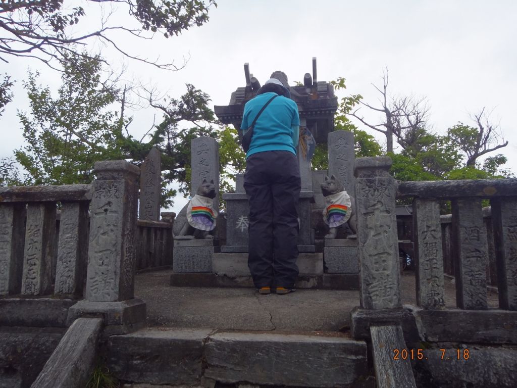 登山の安全を祈るリーダー