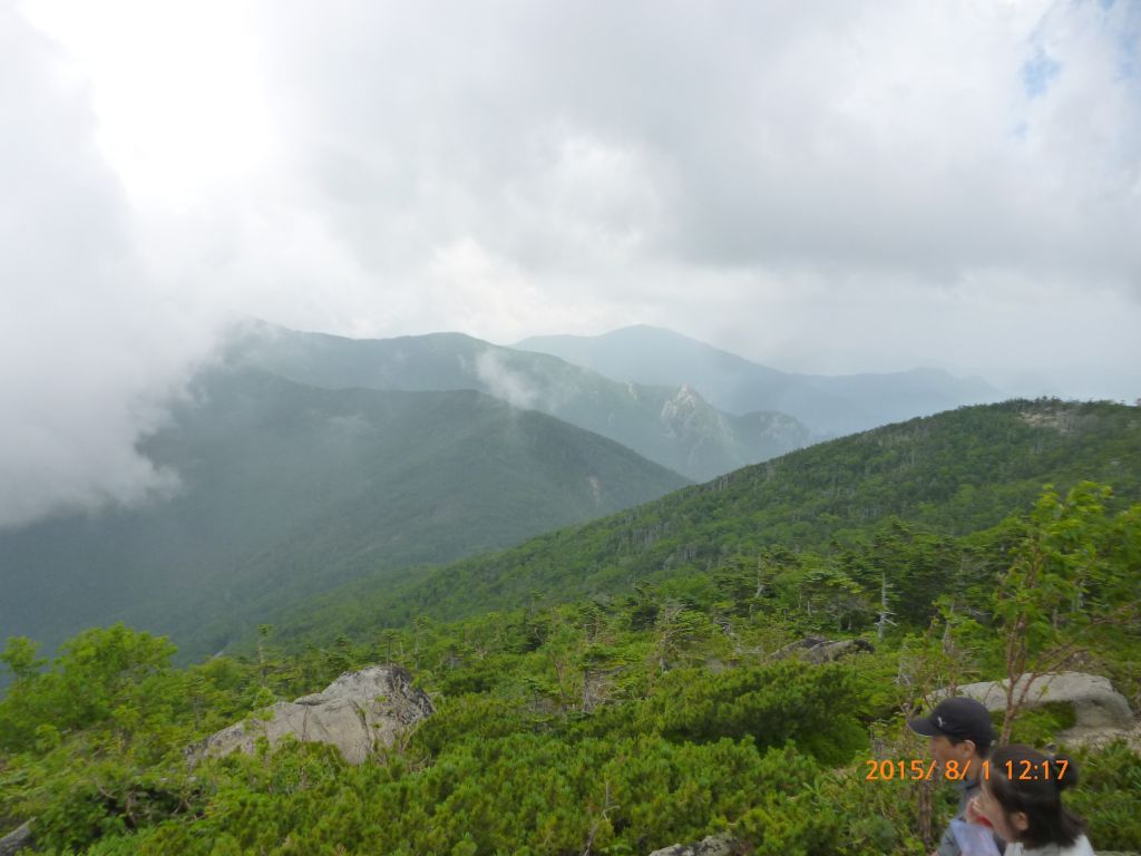 雲が多く、かすかに小川山方面が