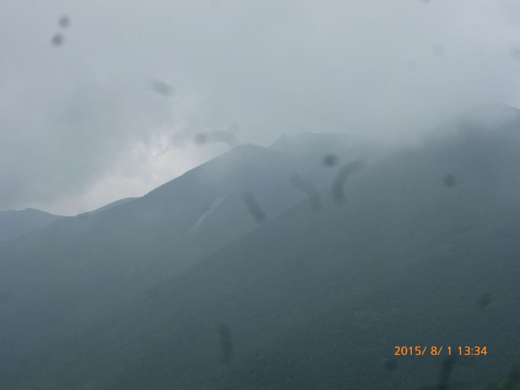 一瞬、金峰山の五丈岩が見えました