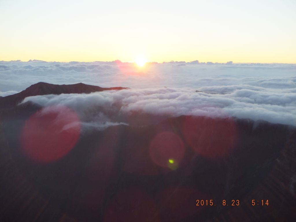 雲海の向こうから日出が