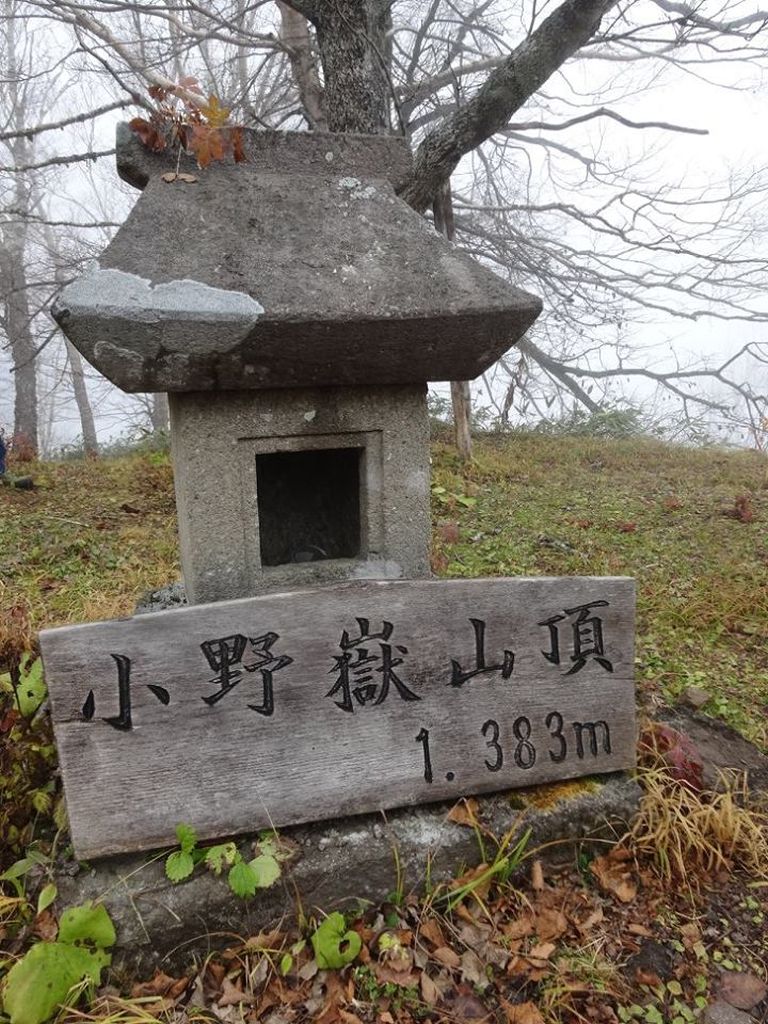 小野岳山頂の祠