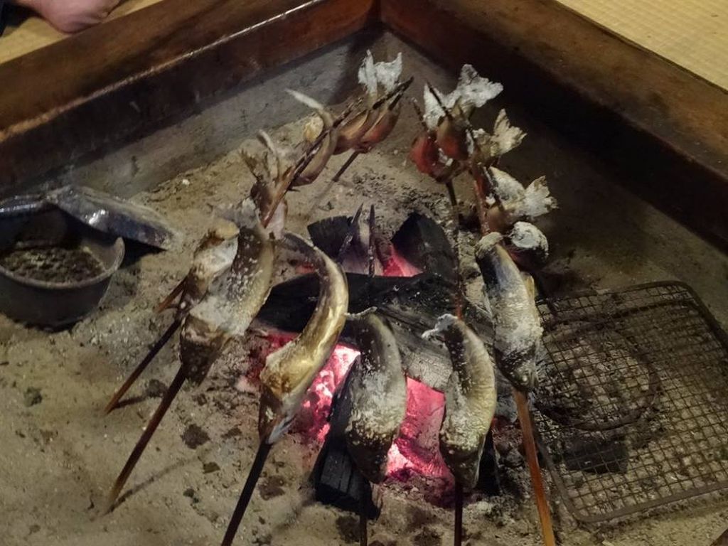 岩魚の塩焼き、囲炉裏でじっくり焼きます