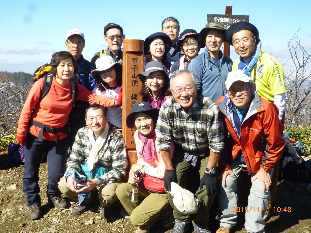 甲子岳山頂で記念写真