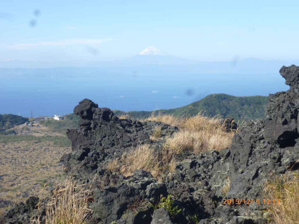 ゴジラ岩の向こうに富士山