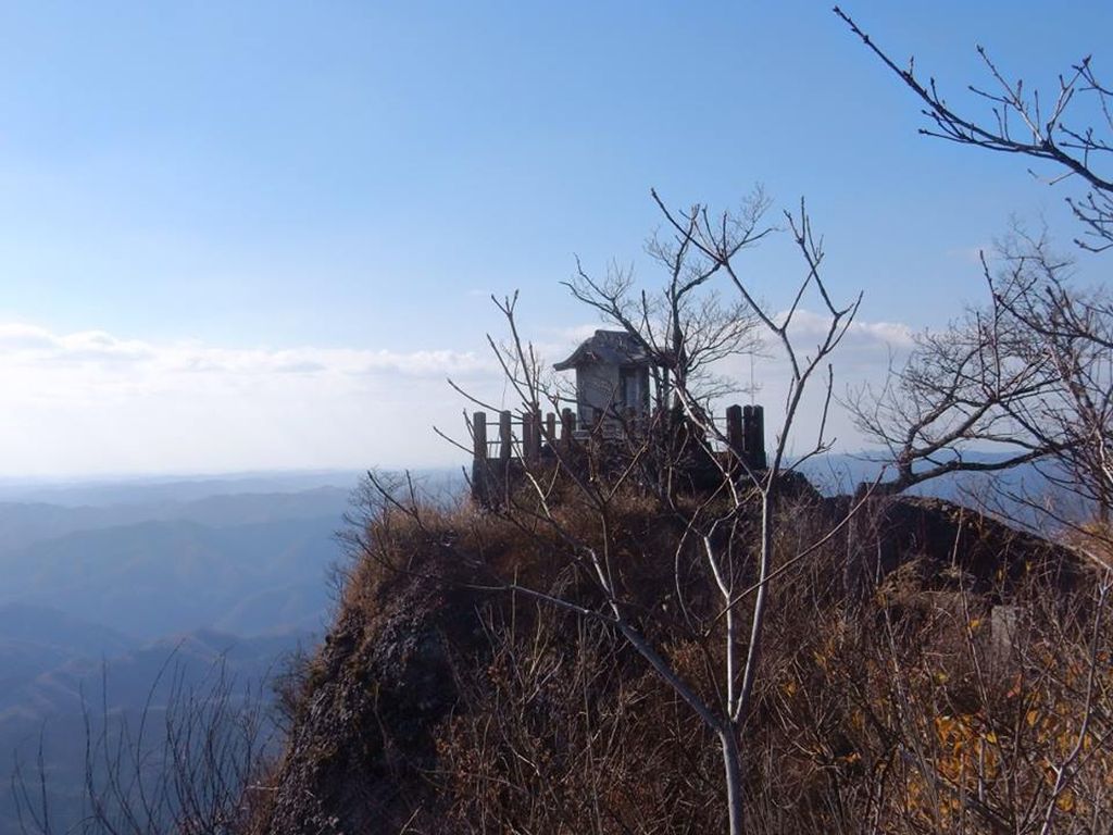 山頂の祠