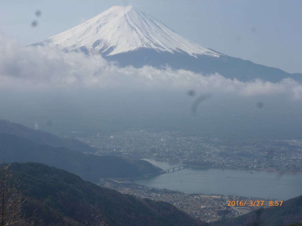 河口湖を麓に富士山