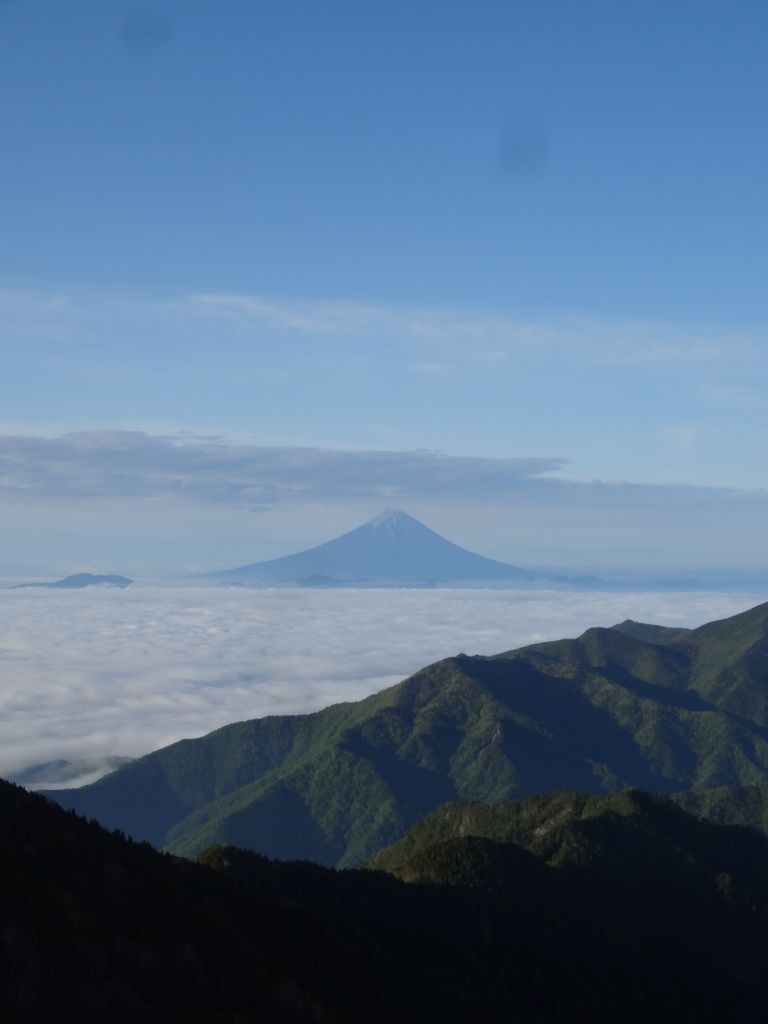 遠くに富士山が浮かびます