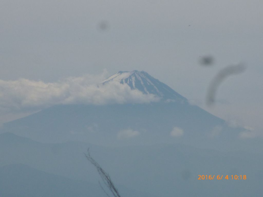 富士山が見えてきました、雪は大分溶けてます