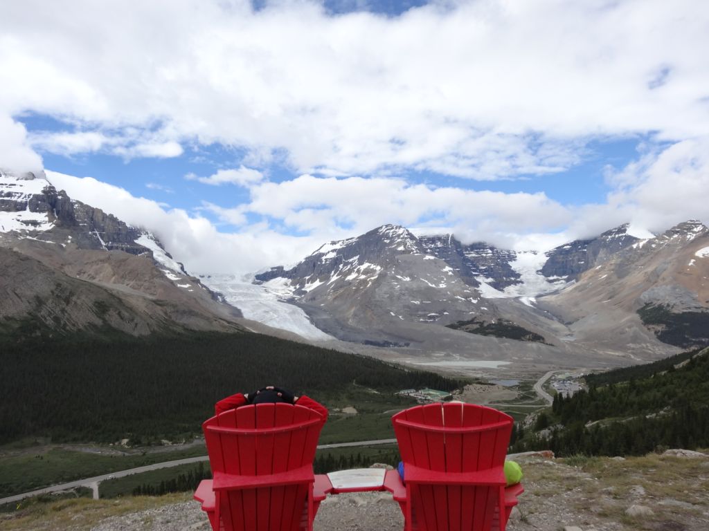 ２つの氷河を眺める展望地に赤い椅子、おしゃれ