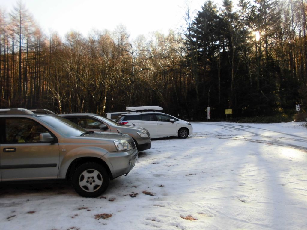 でも、駐車場は雪の上