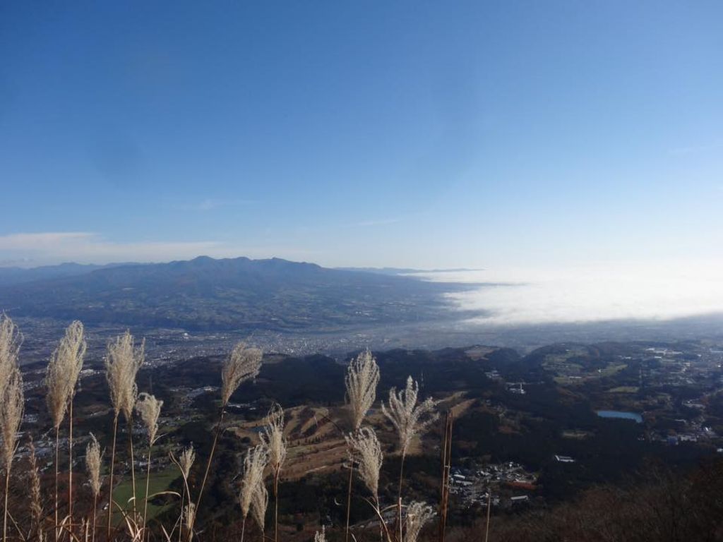 赤城山方向、右は霧にかすむ関東平野