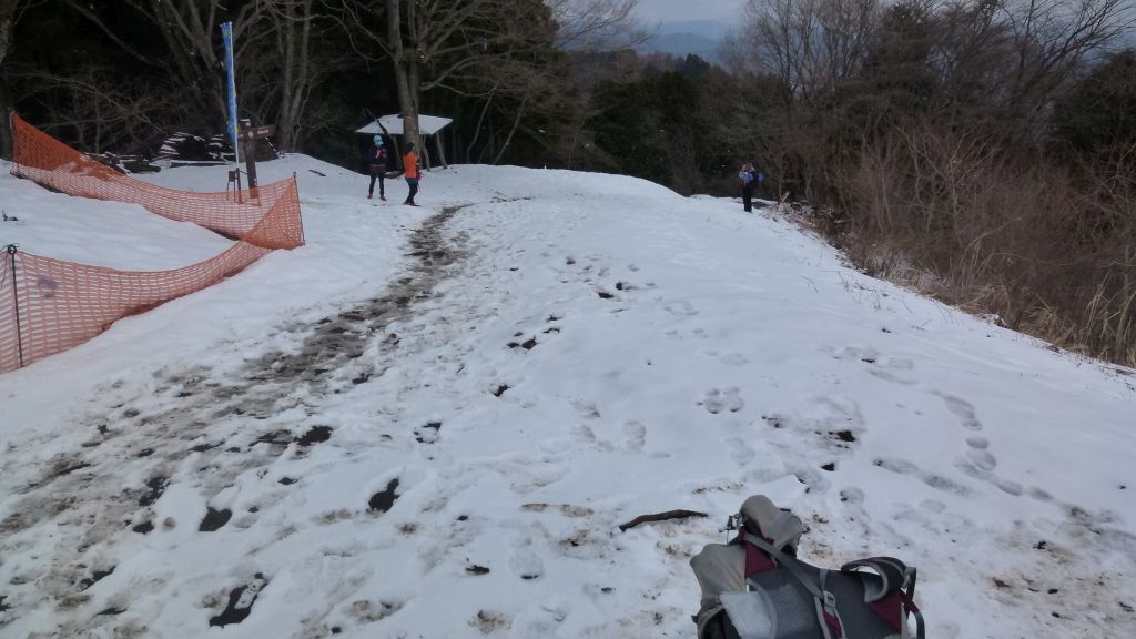 景信山、山頂は雪景色